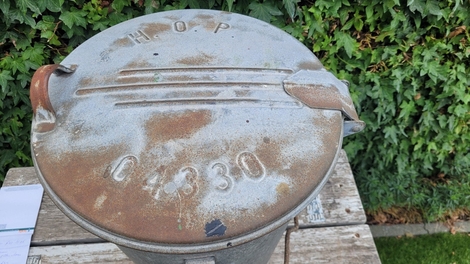 Unieke antieke zinken (verzinkt) vuilnisbak H O P, 40 liter of meer, Ophalen, Gebruikt