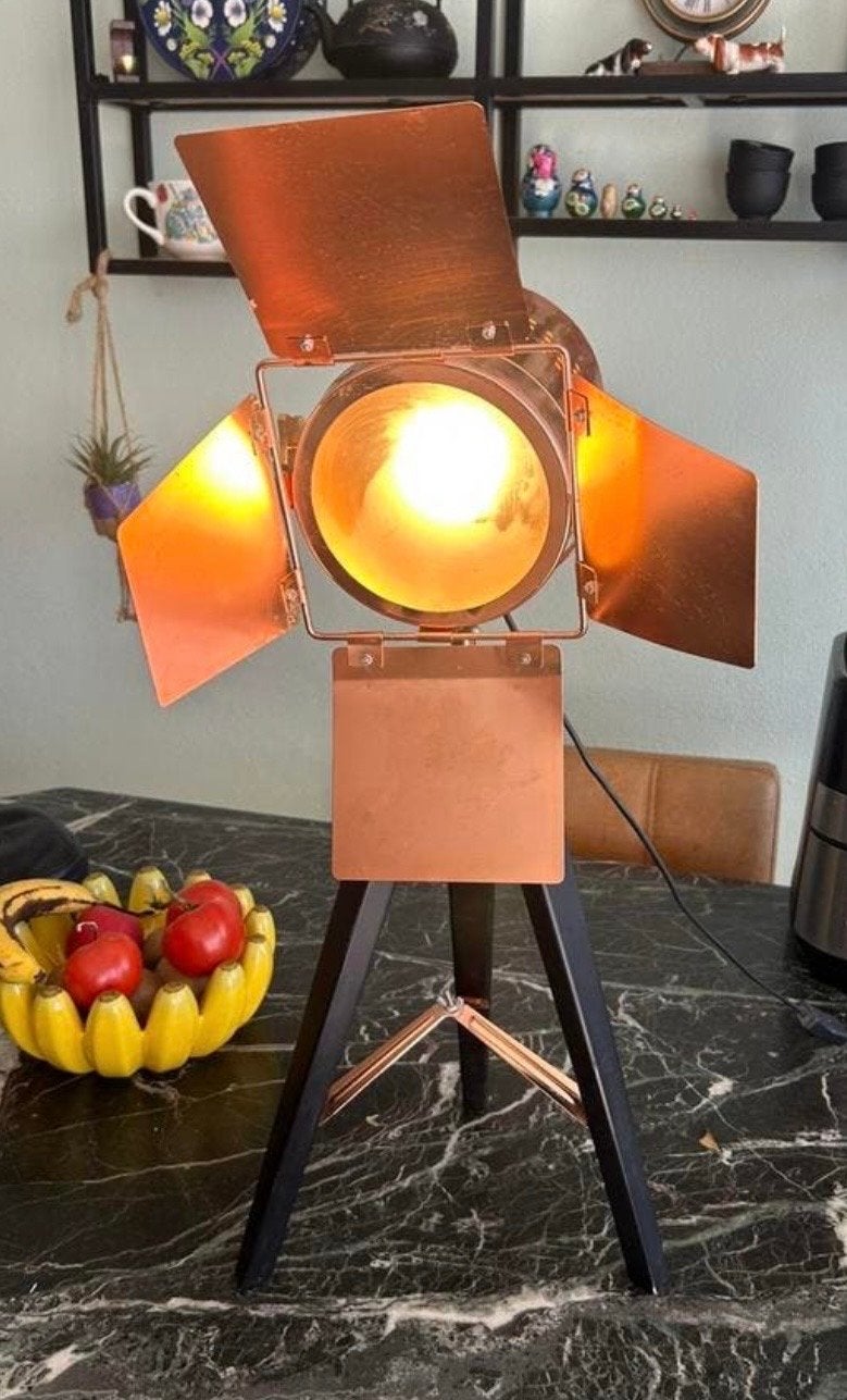 Industriële spotlamp / filmset lamp op statief – koperkleur, Metaal, Gebruikt, Industrieel, Ophalen of Verzenden