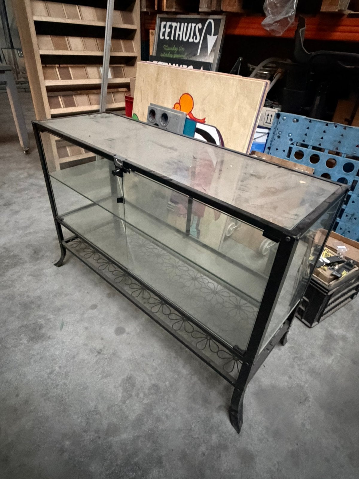 2 Vintage metalen vitrinekasten met glas, Huis en Inrichting, Kasten | Vitrinekasten, Ophalen, Zo goed als nieuw