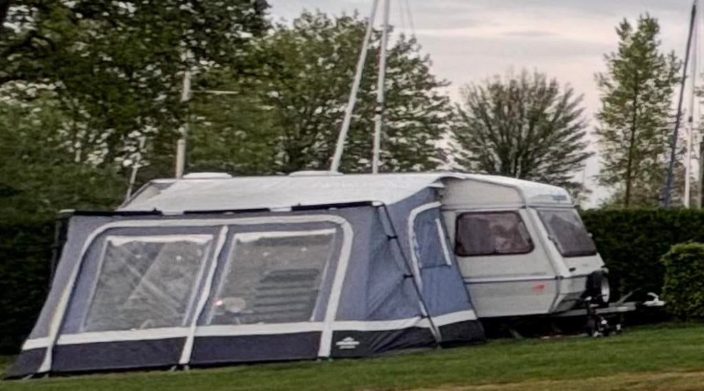 Beyerland 450 D - Compacte en complete caravan, Caravans en Kamperen, Kachel, Rondzit, Omvormbare zithoek, 750 - 1000 kg