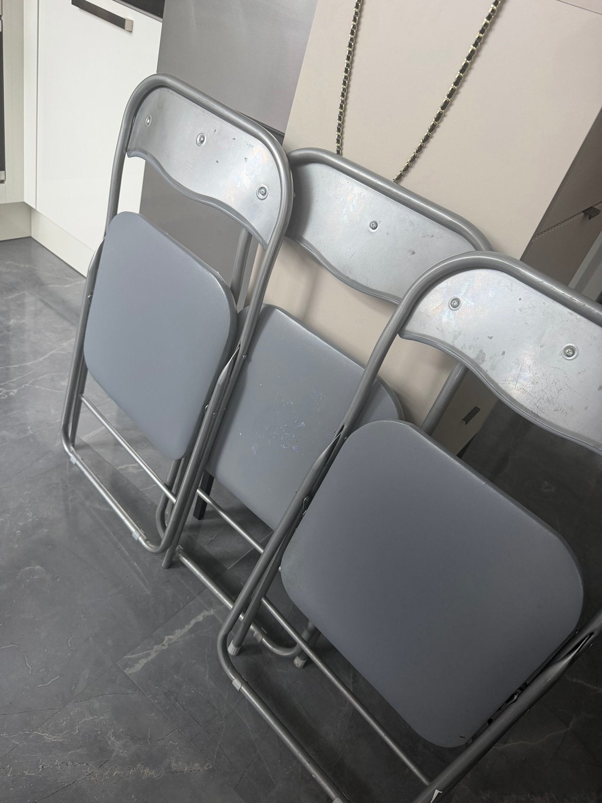 4 grijze klapstoelen, Huis en Inrichting, Stoelen, Gebruikt, Ophalen of Verzenden, Vier, Metaal
