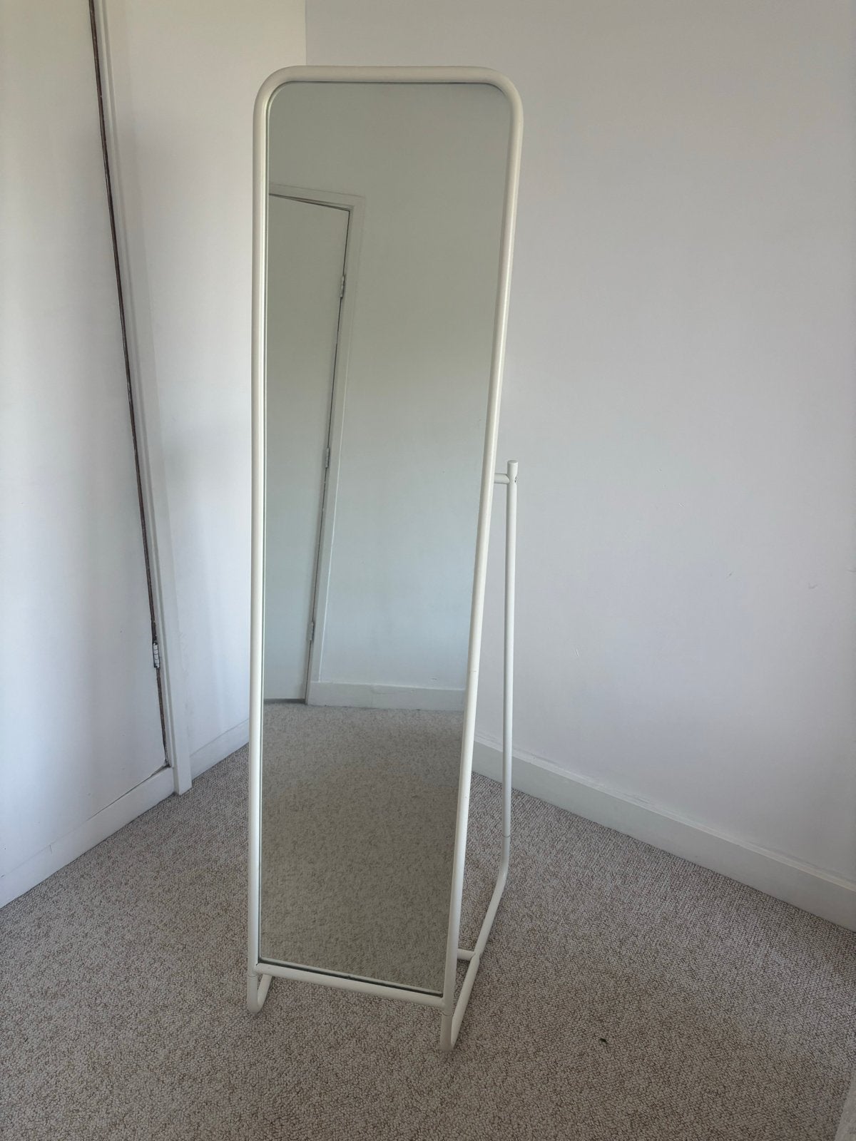 Witte passpiegel met kledinghaken - IKEA KNAPPER, Ophalen, Minder dan 50 cm, Zo goed als nieuw, 150 tot 200 cm