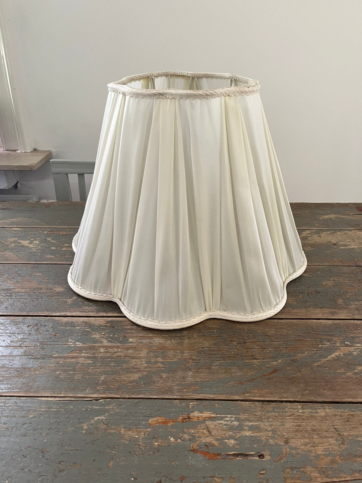 PRACHTIGE LAMPENKAP WIT STOF BLOEM MODEL LAMP, Ophalen of Verzenden, Zo goed als nieuw, Wit, Rond