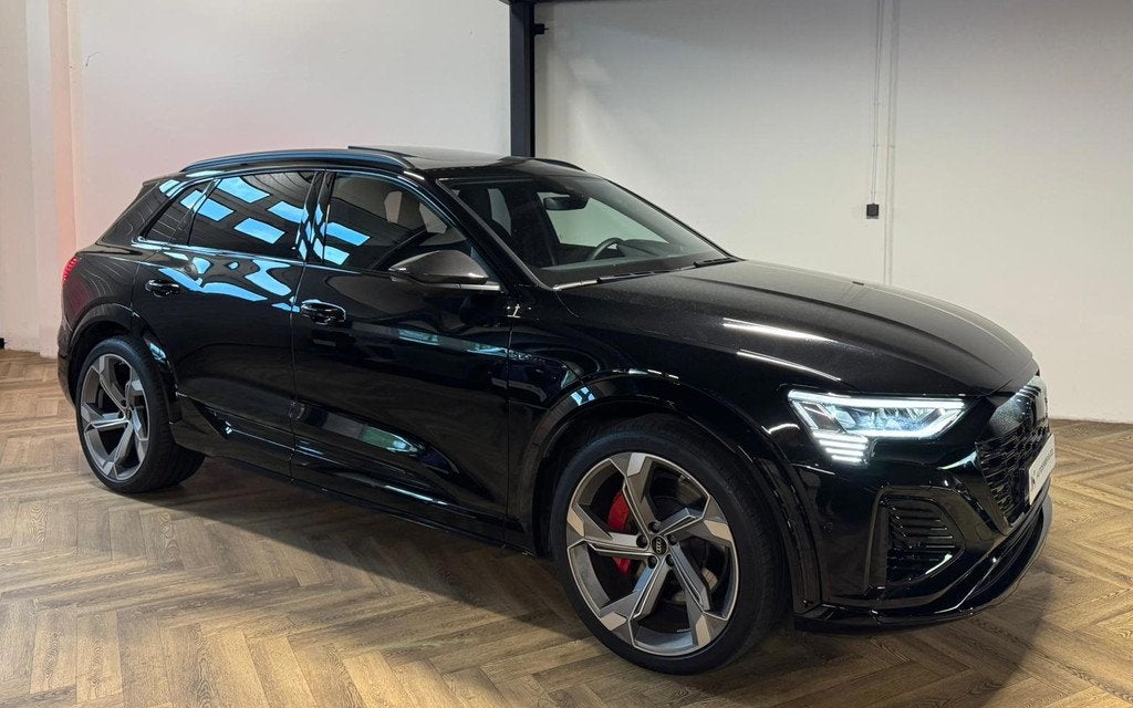 Audi Q8 e-tron S quattro SQ8 115 kWh SQ8 PANO KEYLESS CARBON, Auto's, Audi, Automaat, 2625 kg, Gebruikt, Zwart