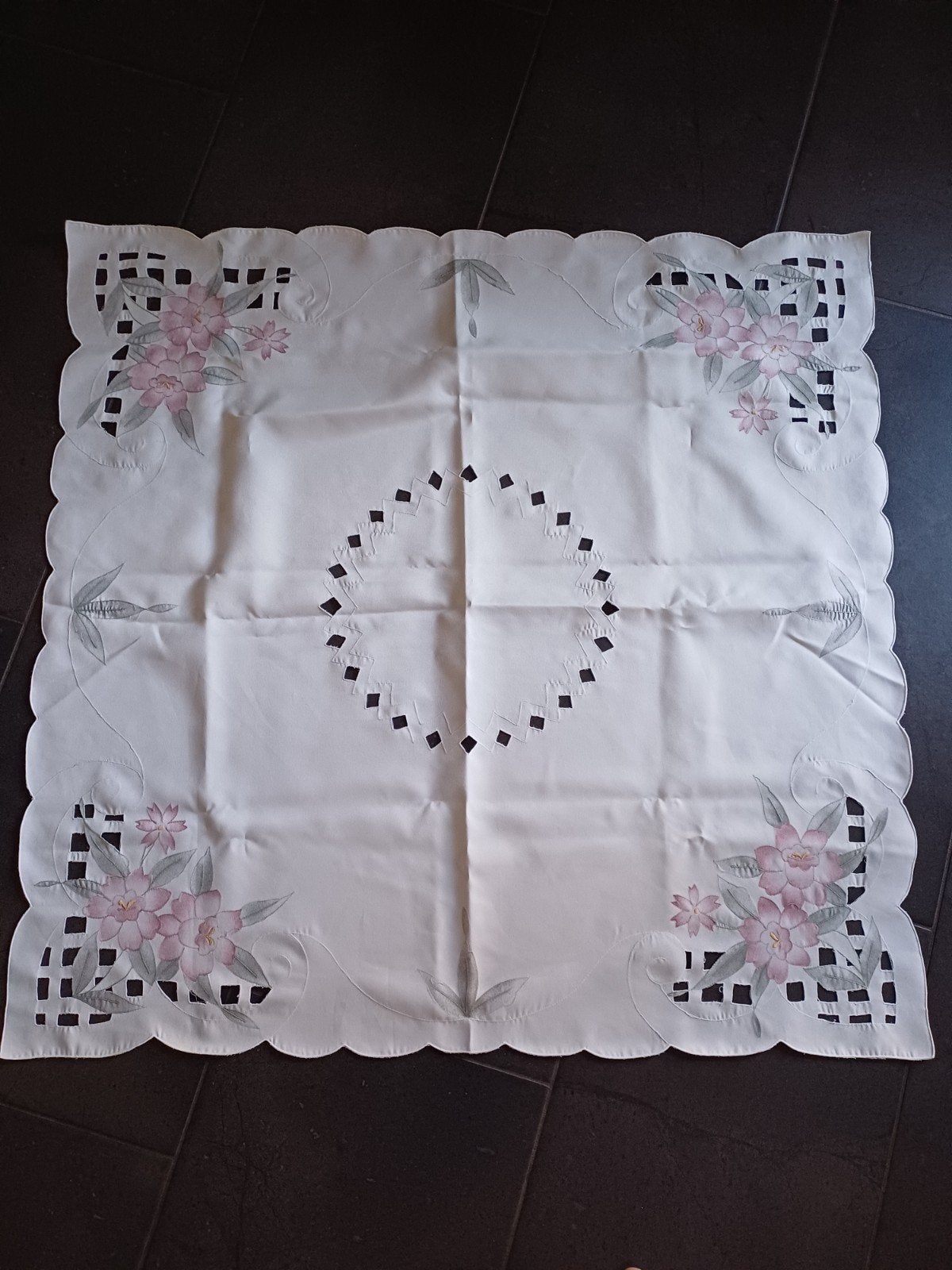 Tafelkleed 80x80 cm met bloemen en opengewerkt patroon, Geborduurd, Vierkant, Ophalen of Verzenden, Zo goed als nieuw