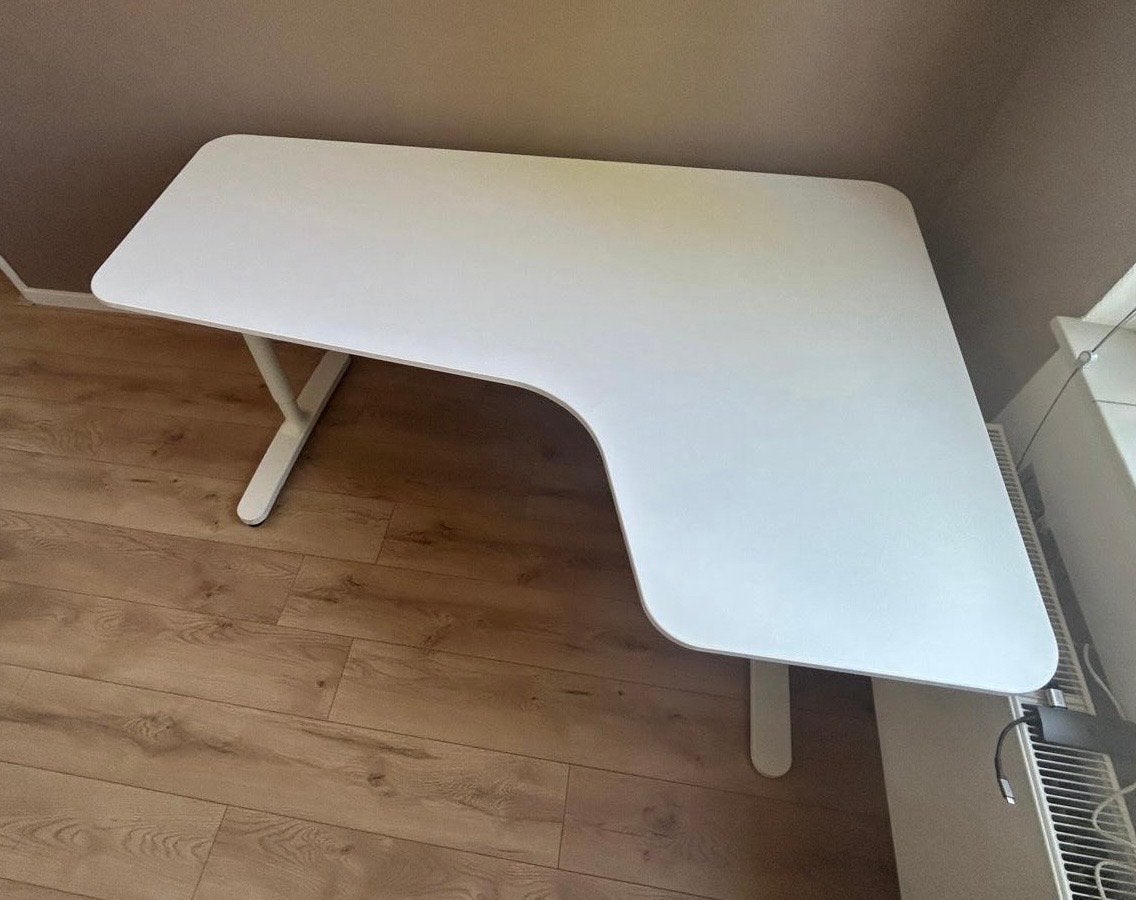 IKEA Bekant hoekbureau, wit, in hoogte verstelbaar, Huis en Inrichting, Bureaus, Ophalen, Gebruikt, Spaanplaat of MDF, Hoekbureau
