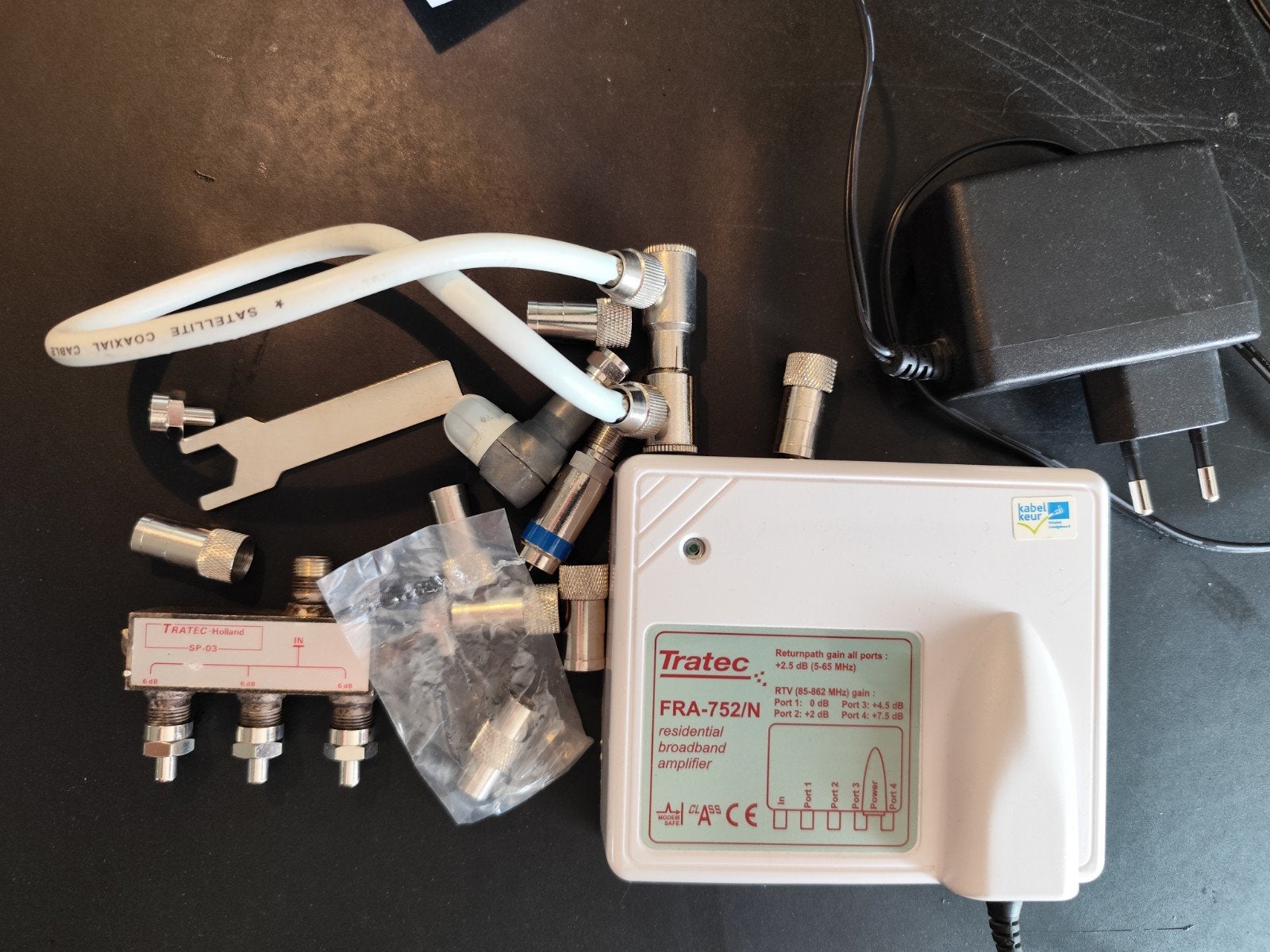 Tratec FRA-752/N breedbandversterker met kabels en splitters, Ophalen of Verzenden, Zo goed als nieuw, Minder dan 2 meter, Coaxiale kabel