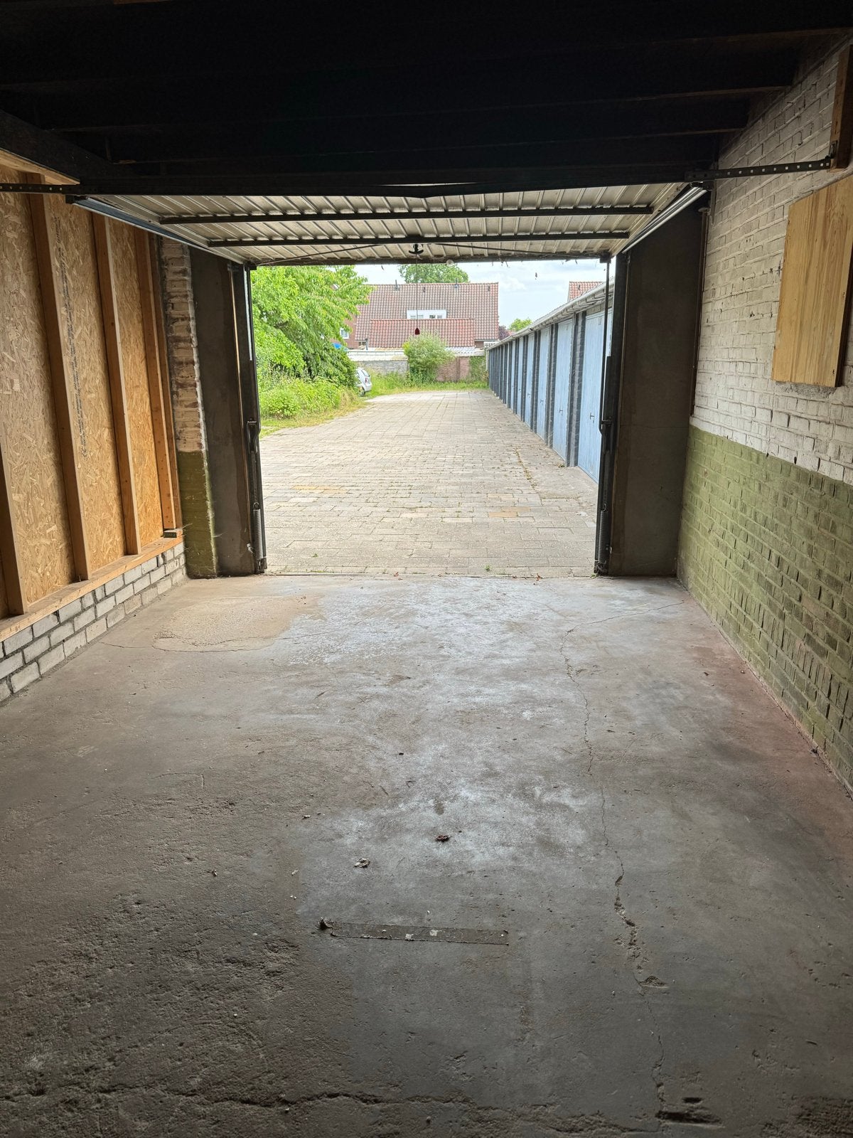 Te huur in Elst: Ruime garagebox van circa 20m2, Gelderland