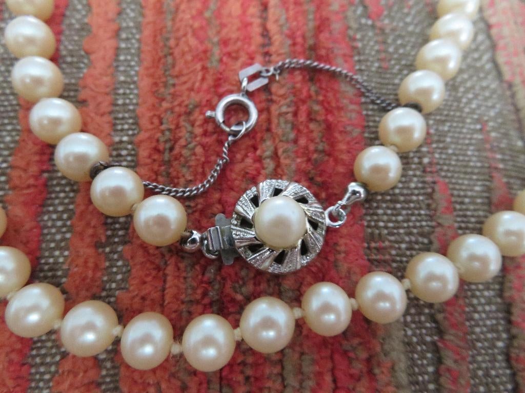 Lange parelketting met zilveren slot, Ophalen, Zilver