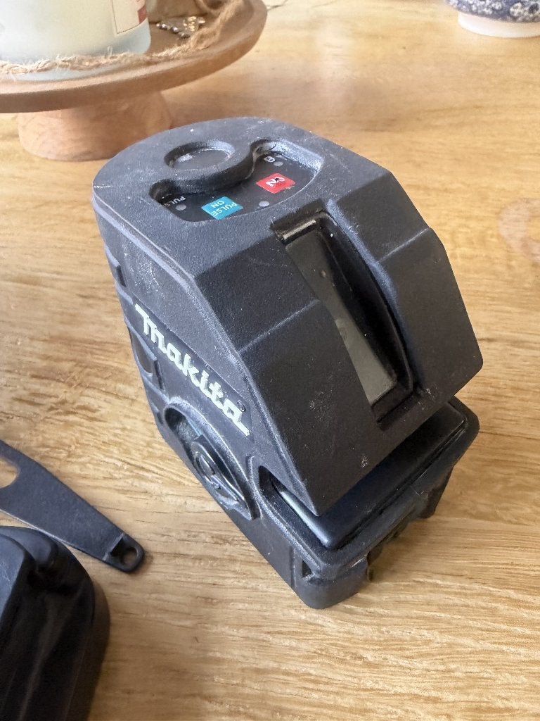Makita kruislijnlaser SK104, Doe-het-zelf en Verbouw, Ophalen, Gebruikt, Overige meters