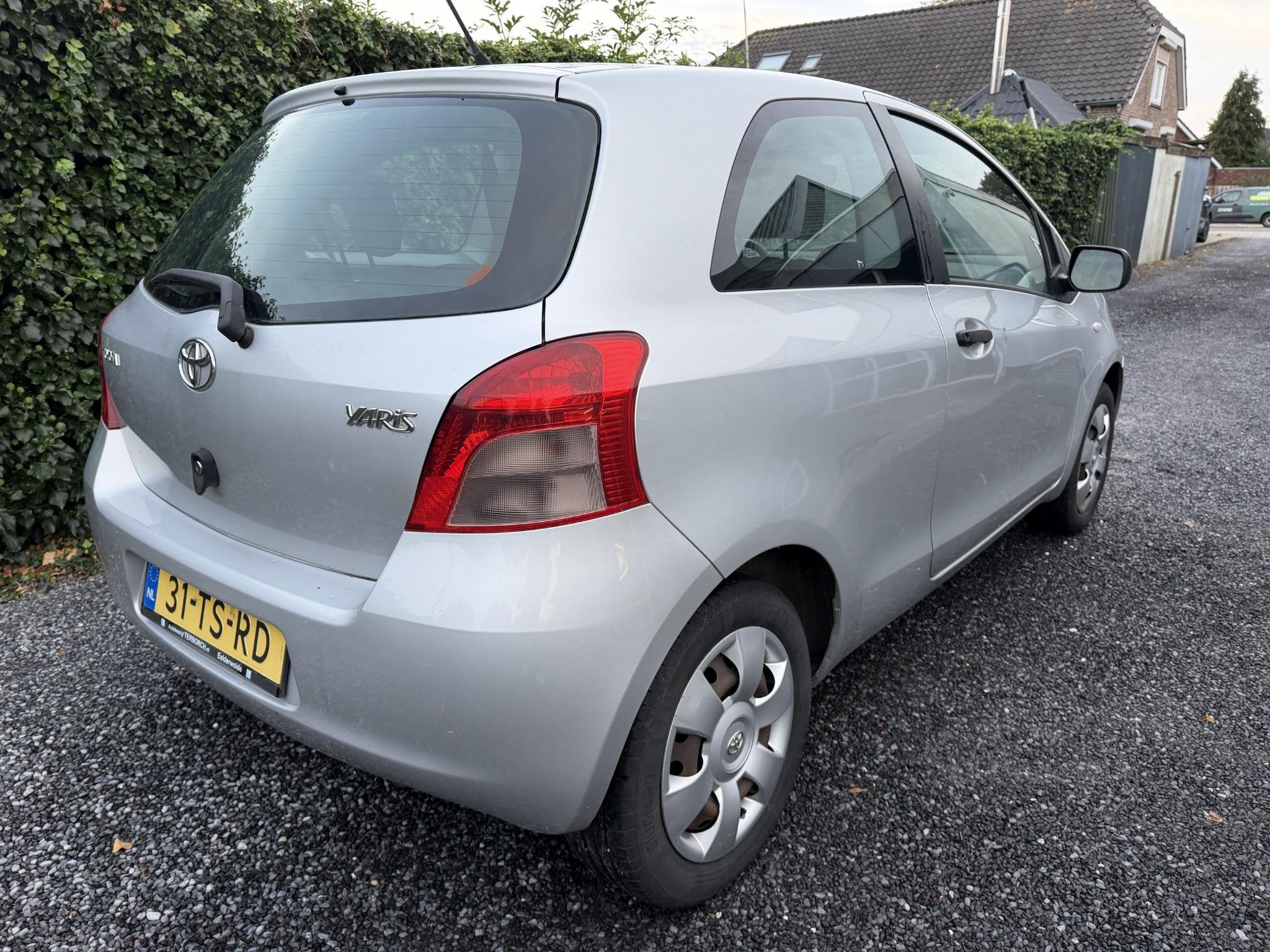 Toyota Yaris 1.0 VVTi Terra | Elekt. Ramen | Radio / CD | St, Voorwielaandrijving, 750 kg, Origineel Nederlands, Bedrijf