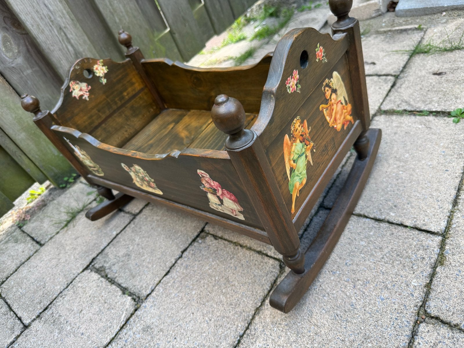 Antieke houten poppenwieg met decoraties, Antiek en Kunst, Ophalen of Verzenden