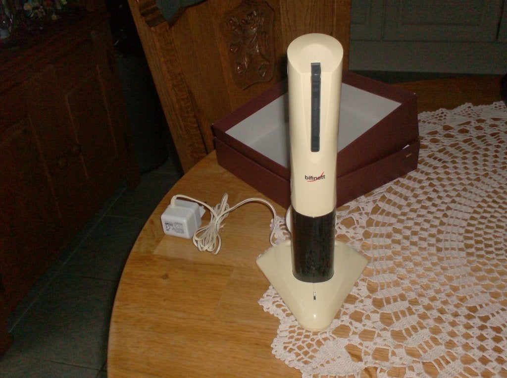 oplaadbare kurkentrekker met capsule snijder en oplader., Huis en Inrichting, Ophalen of Verzenden, Zo goed als nieuw