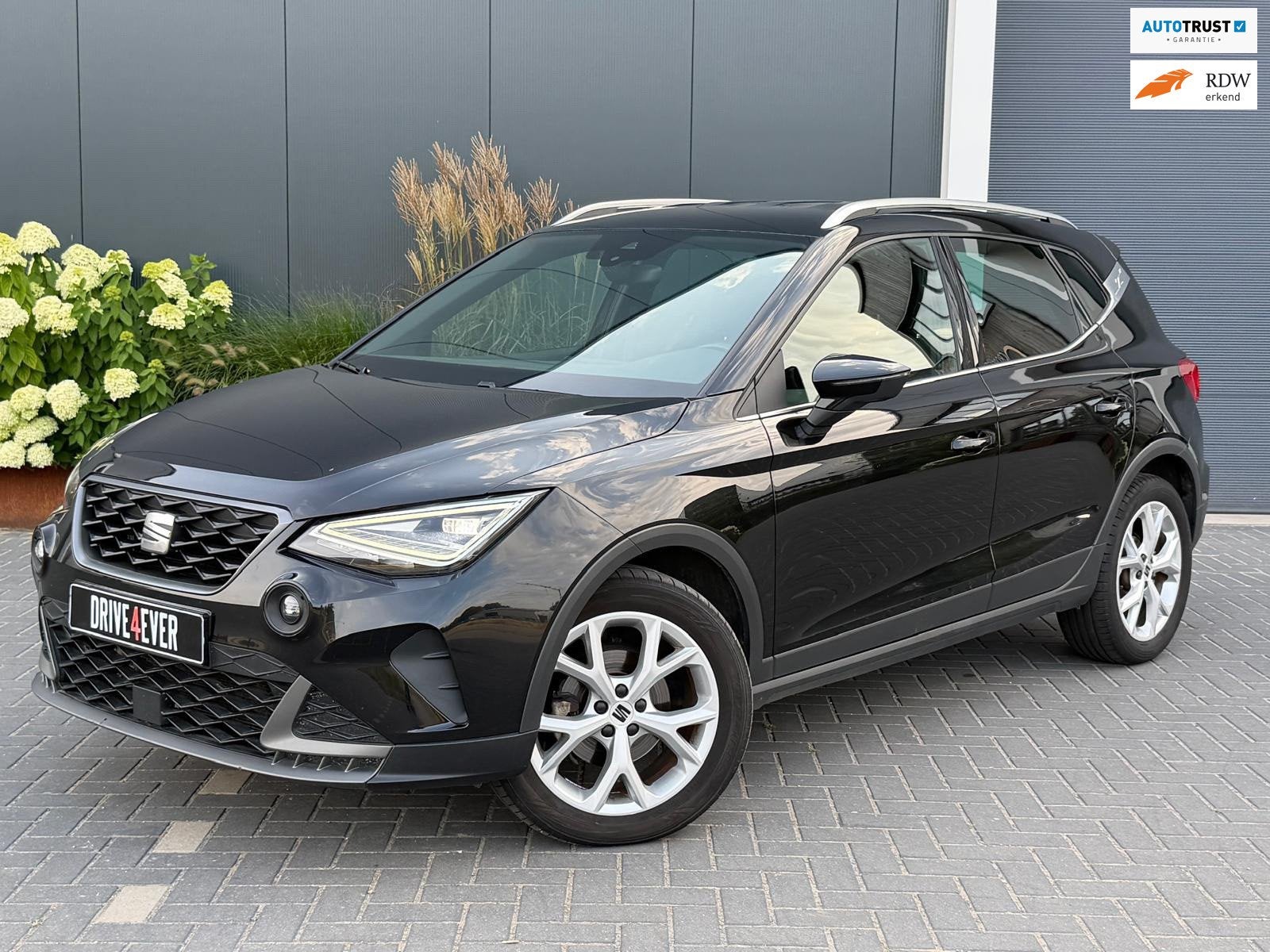 SEAT Arona 1.0 TSI FR M24 LED|CLIMATE|CAMERA|SPORTVELGEN|ELE, Dealer onderhouden, Gebruikt, Met garantie (alle), Leder en Stof