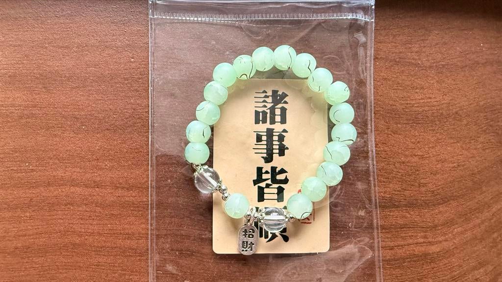 Lichtgroene kralenarmband met bedels, Overige materialen, Ophalen of Verzenden, Zo goed als nieuw, Met bedels of kralen
