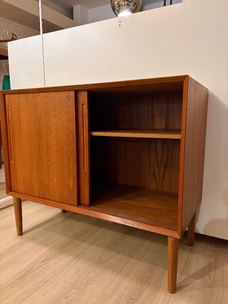 Compact dressoir van teak met schuifdeuren, Huis en Inrichting, Ophalen, Mid century modern/vintage, 100 tot 150 cm, Teakhout