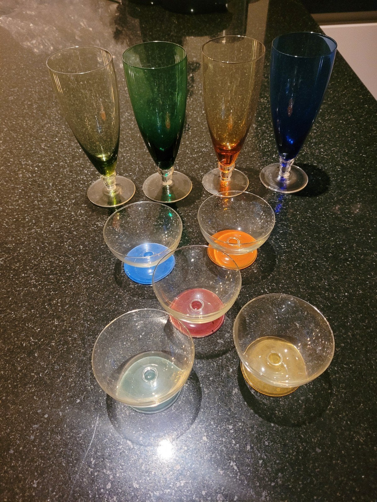 Set van 9 gekleurde glazen - 4 champagne, 5 dessert, Antiek en Kunst, Ophalen