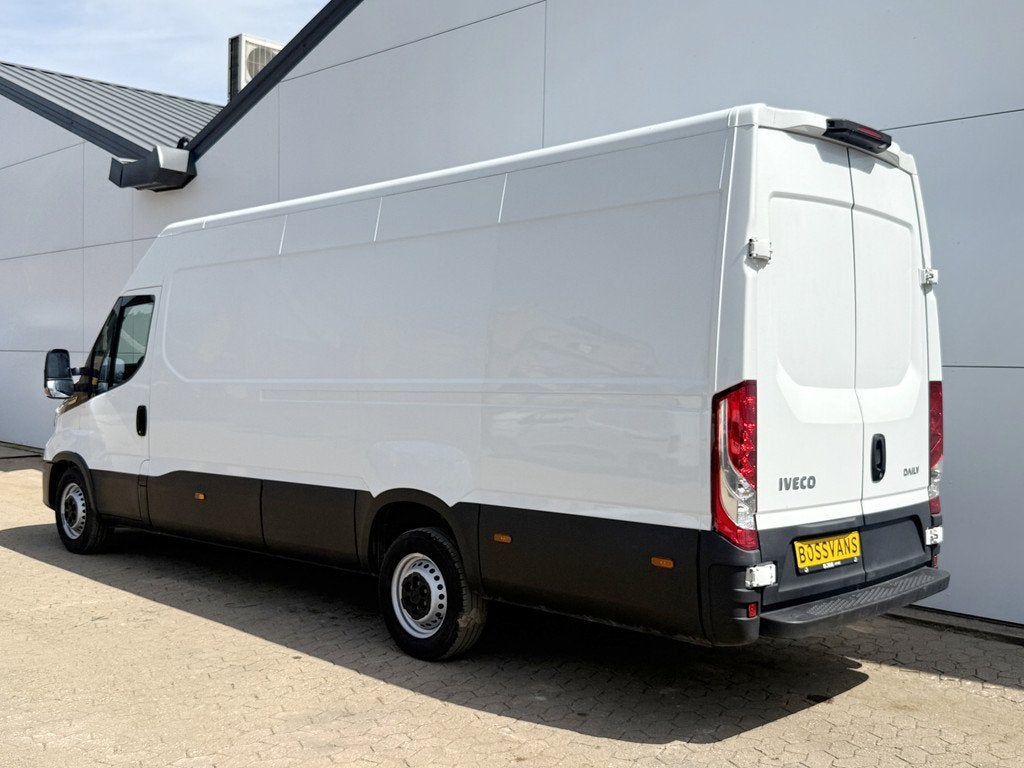 Iveco Daily 35S18 3.0 Automaat L4H2 LED Climate Control Crui, Auto's, Automaat, Gebruikt, Zwart, 4 cilinders