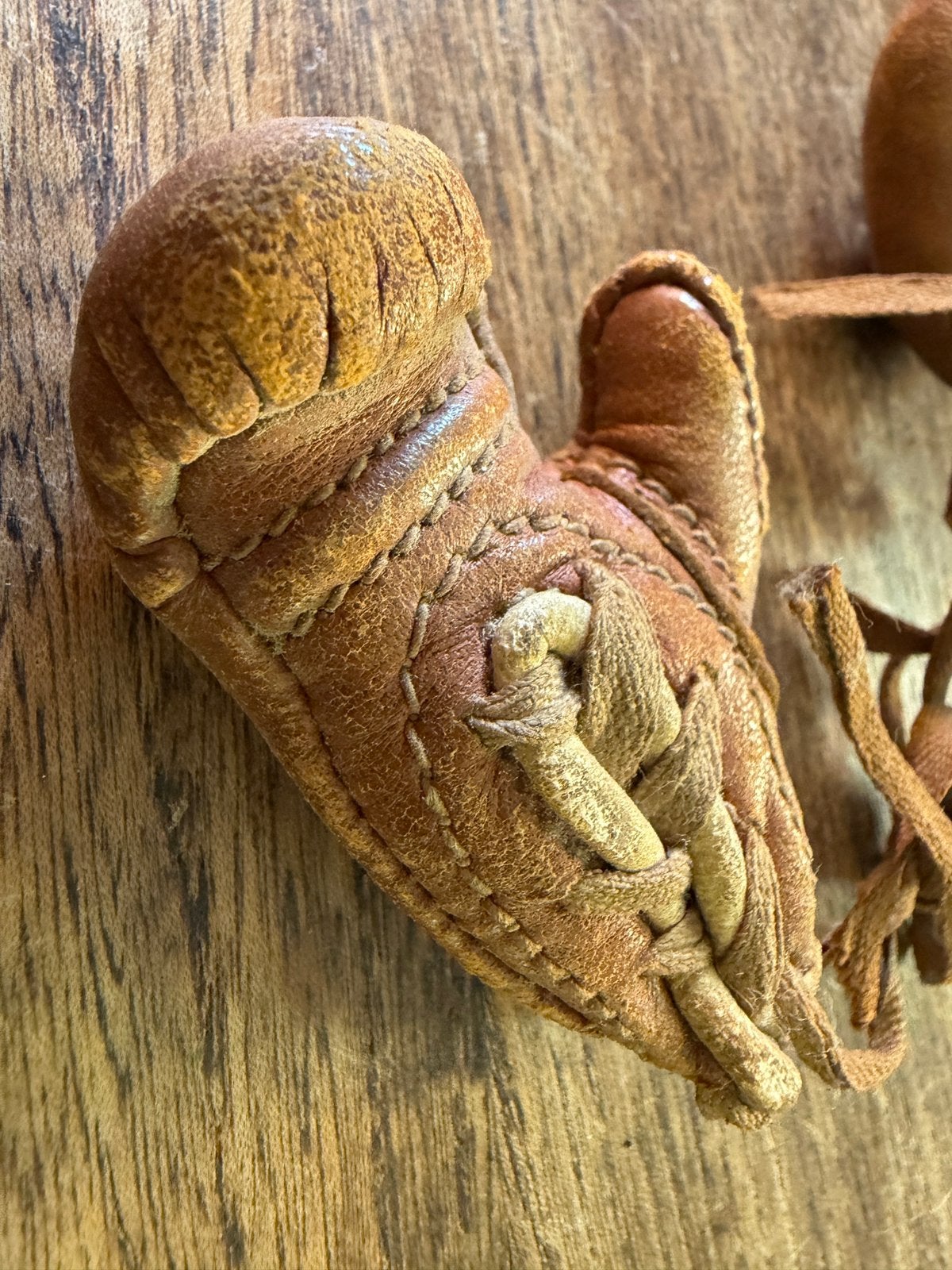 Vintage miniatuur leren bokshandschoenen oud decoratief paar, Antiek en Kunst, Ophalen