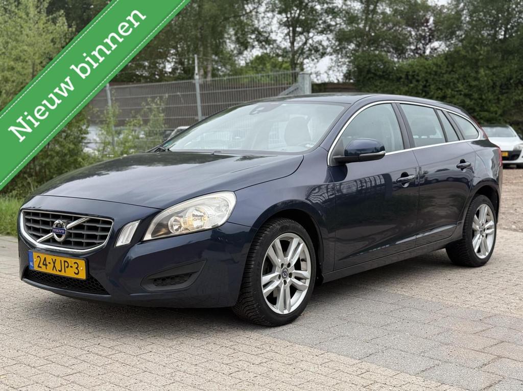 Volvo V60 1.6 T3 Momentum AIRCO CRUISE PSENSOR NAVI TREKHAAK, Voorwielaandrijving, 15 km/l, Gebruikt, 4 cilinders
