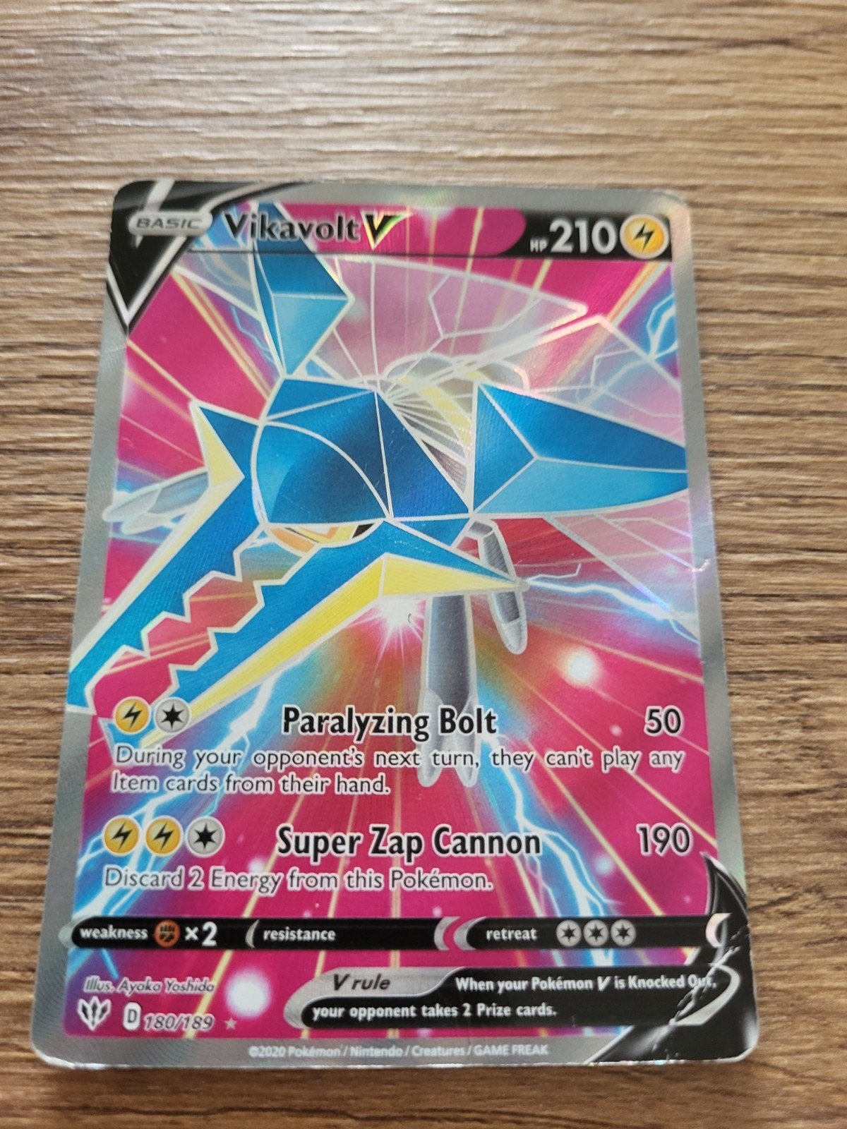 Pokémon Kaart Vikavolt V (Foil) - Zo goed als nieuw, Ophalen of Verzenden, Zo goed als nieuw, Losse kaart, Foil