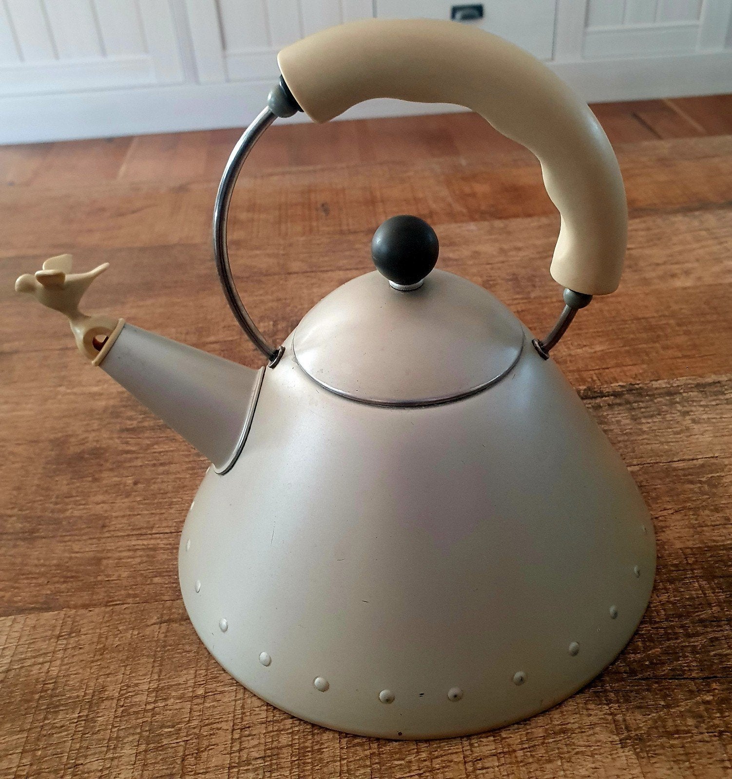 Alessi 9093 fluitketel geanodiseerd mat staal Michael Graves, Antiek en Kunst, Ophalen of Verzenden