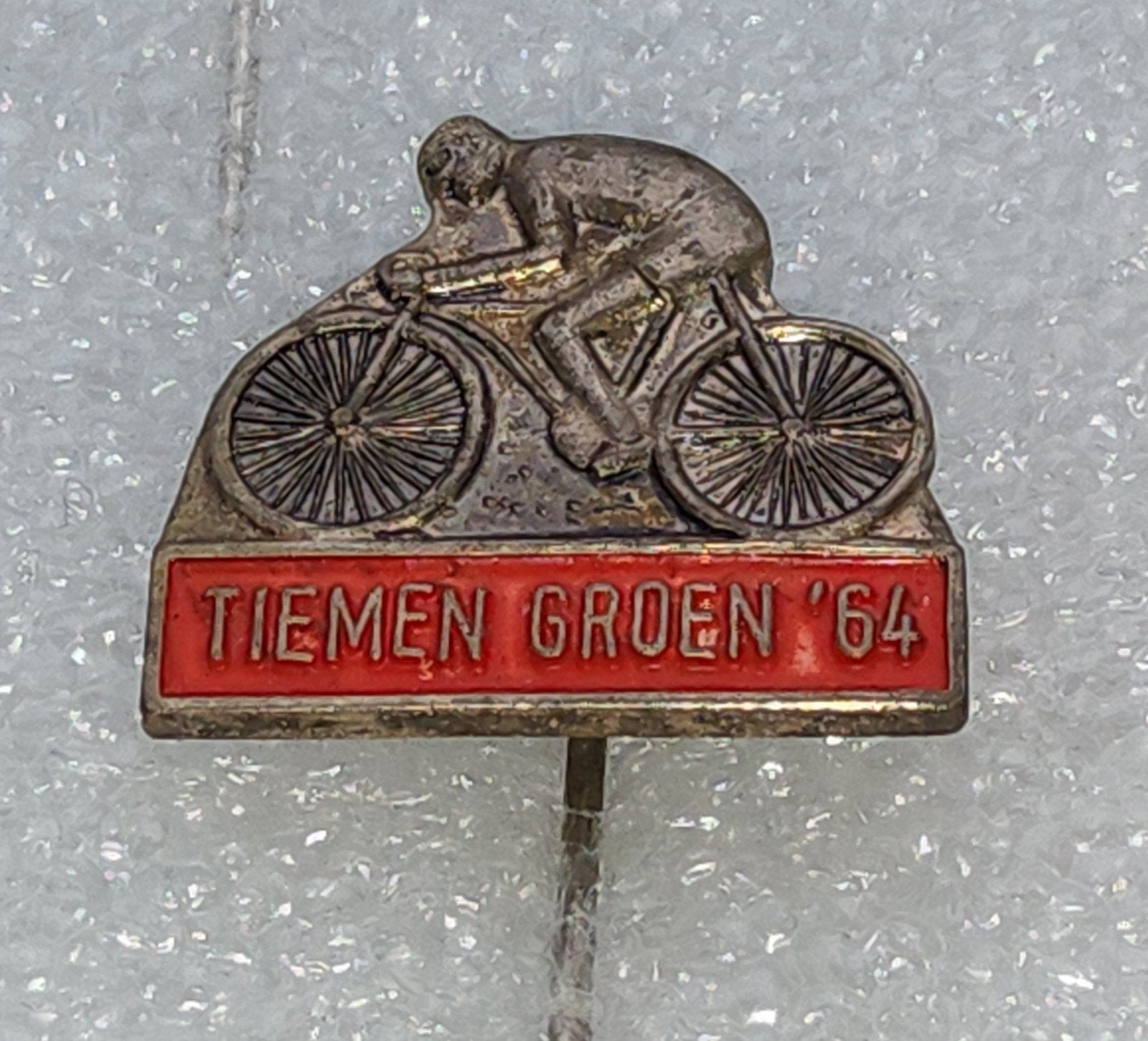 Vintage Speldje Tiemen Groen '64 Wielrenner, Verzamelen, Speldjes, Pins en Buttons, Gebruikt, Speldje of Pin, Sport, Ophalen of Verzenden