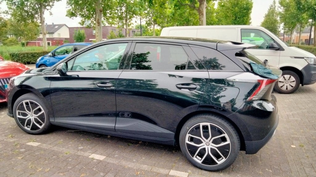 MG4 Luxury 64kWh 204pk 2025 Zwart, Auto's, Automaat, Dealer onderhouden, Achterwielaandrijving, Zwart