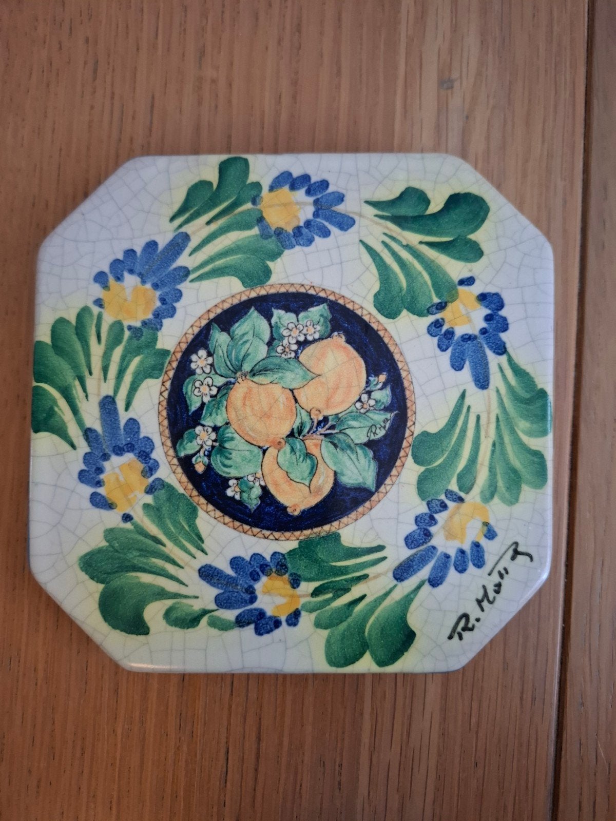 Keramiek, gesigneerde onderzetter. Wandbordje Citroen. 12cm, Steen/keramiek, Ophalen of Verzenden, Zo goed als nieuw, Pannenonderzetter