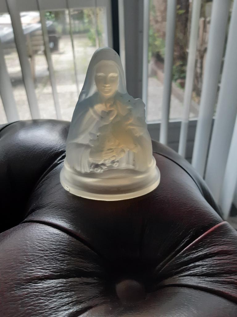 Etling madonna gesigneerd etling france. 9 Cm hoog 8 cm bree, Ophalen