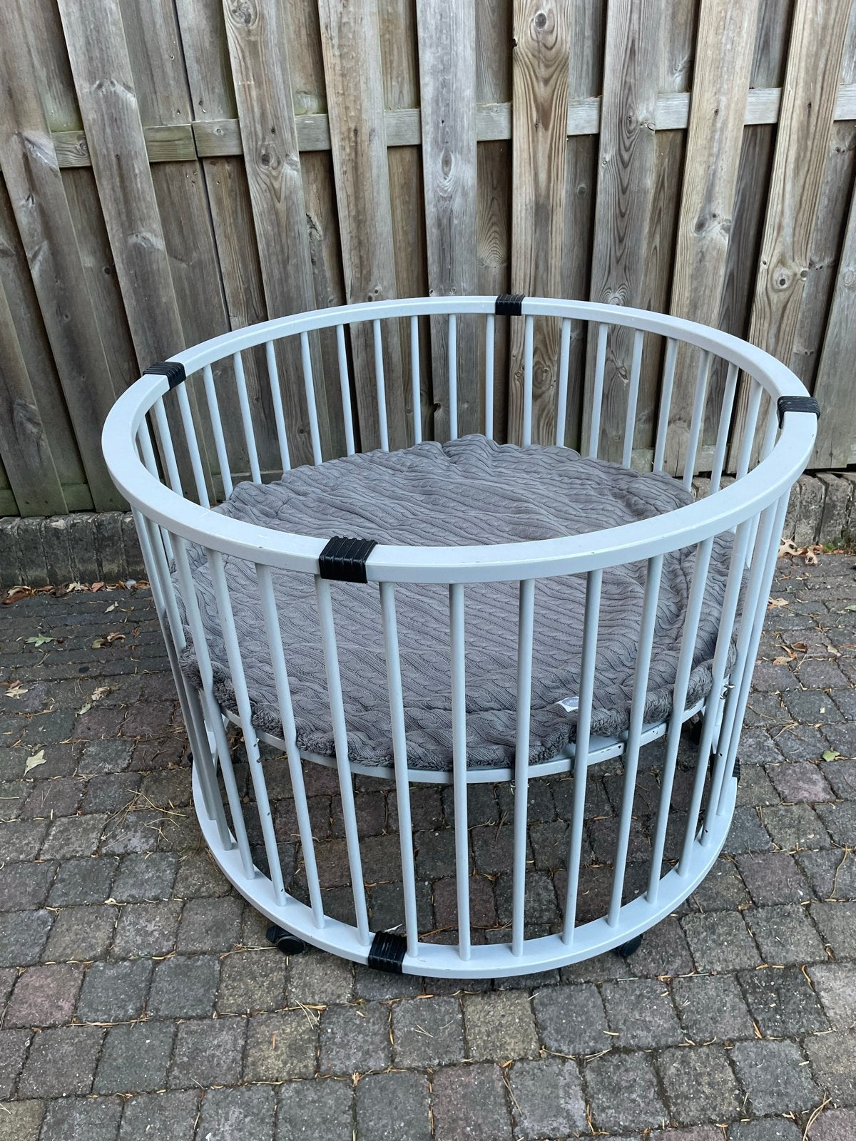 Ronde grijze houten box met verstelbare bodem en wieltjes, Kinderen en Baby's, Ophalen, Gebruikt, Rond, In hoogte verstelbaar