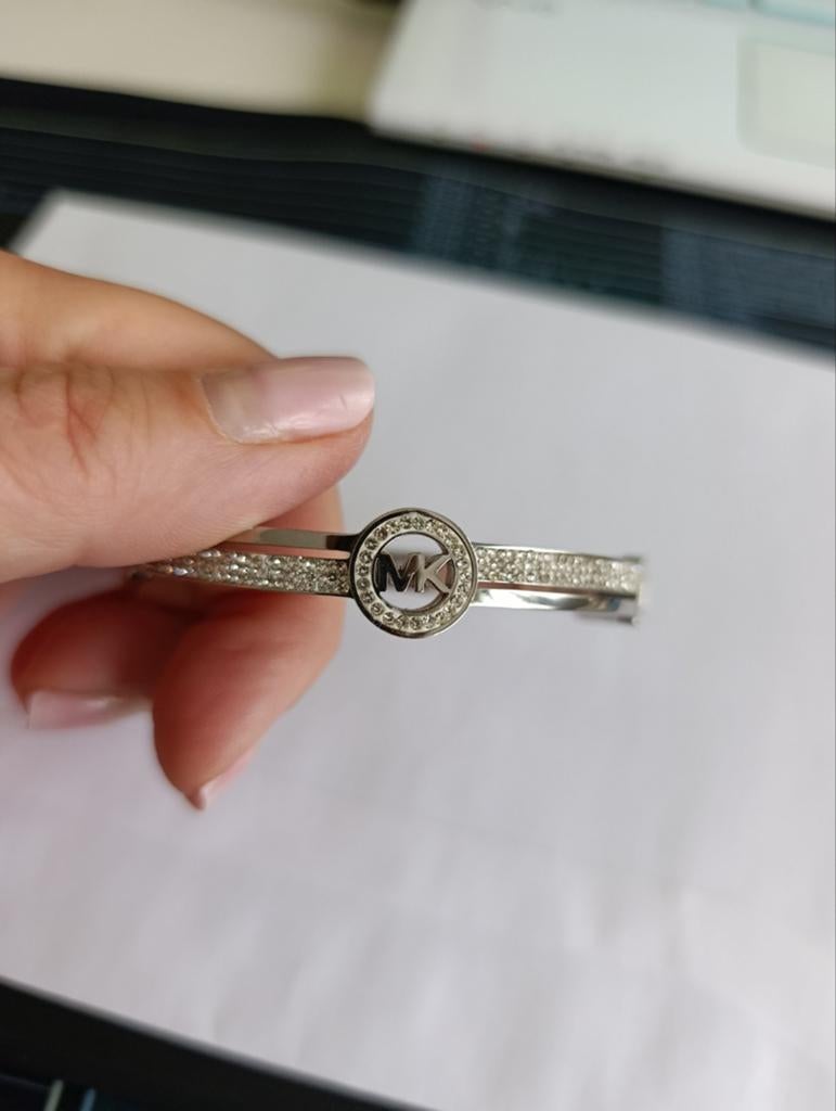 Michael Kors Armband Zilverkleurig met Strass en Logo, Sieraden, Tassen en Uiterlijk, Armbanden, Staal, Ophalen of Verzenden, Zo goed als nieuw