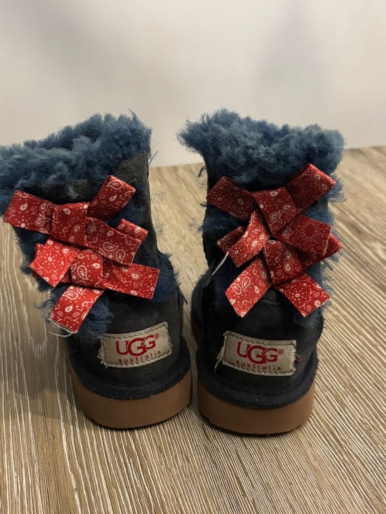 UGG kinderlaarsjes blauw met rode strikjes – maat 22,5, Gebruikt, UGG, Meisje, Ophalen of Verzenden