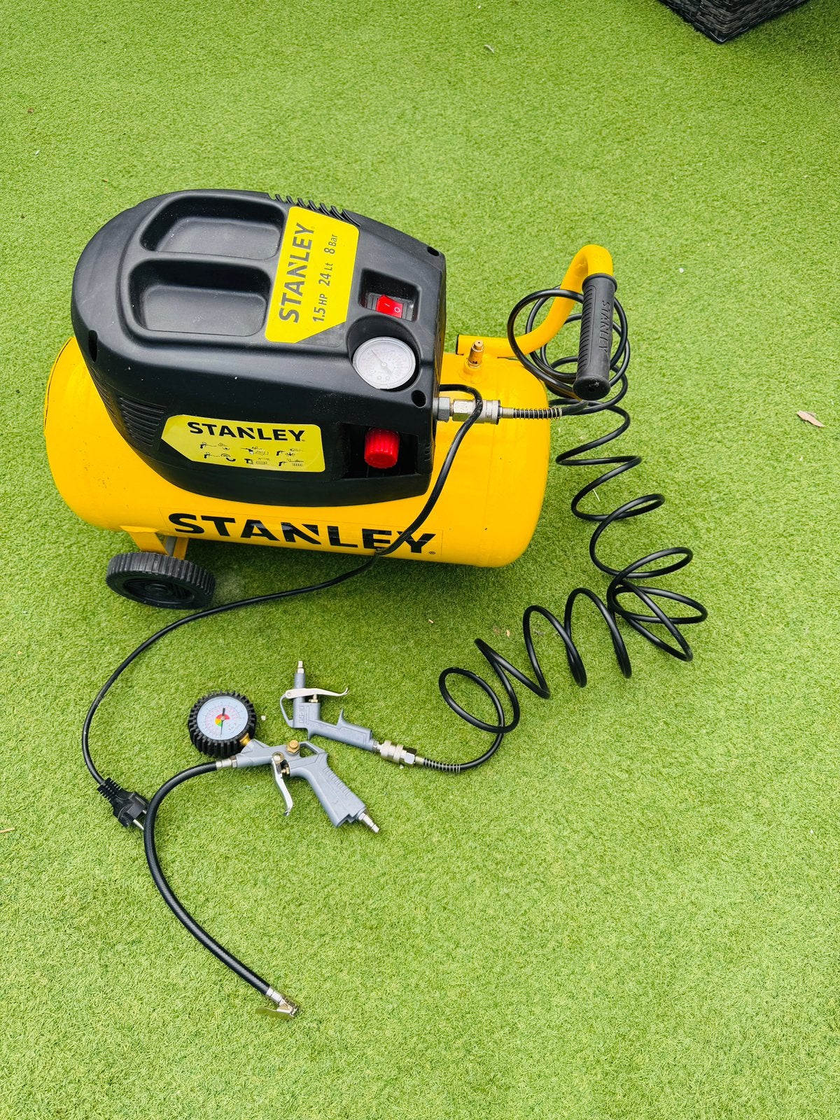 STANLEY compressor D200/8/24 1100W 24L, Doe-het-zelf en Verbouw, Compressors, Minder dan 25 liter, Ophalen, Zo goed als nieuw