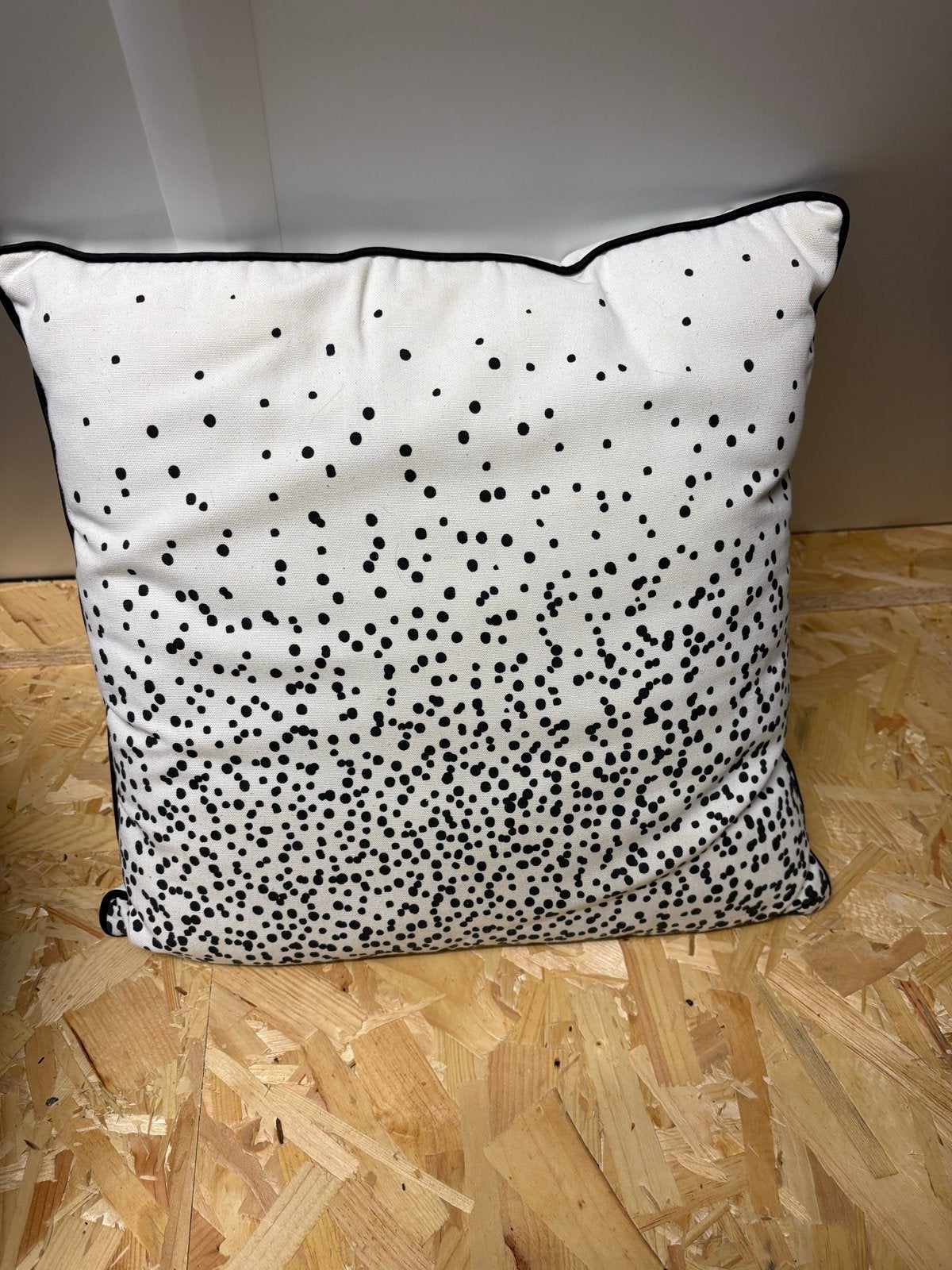 Sierkussen zwart/wit Kwantum, Huis en Inrichting, Ophalen, Overige merken, Zwart, Met print