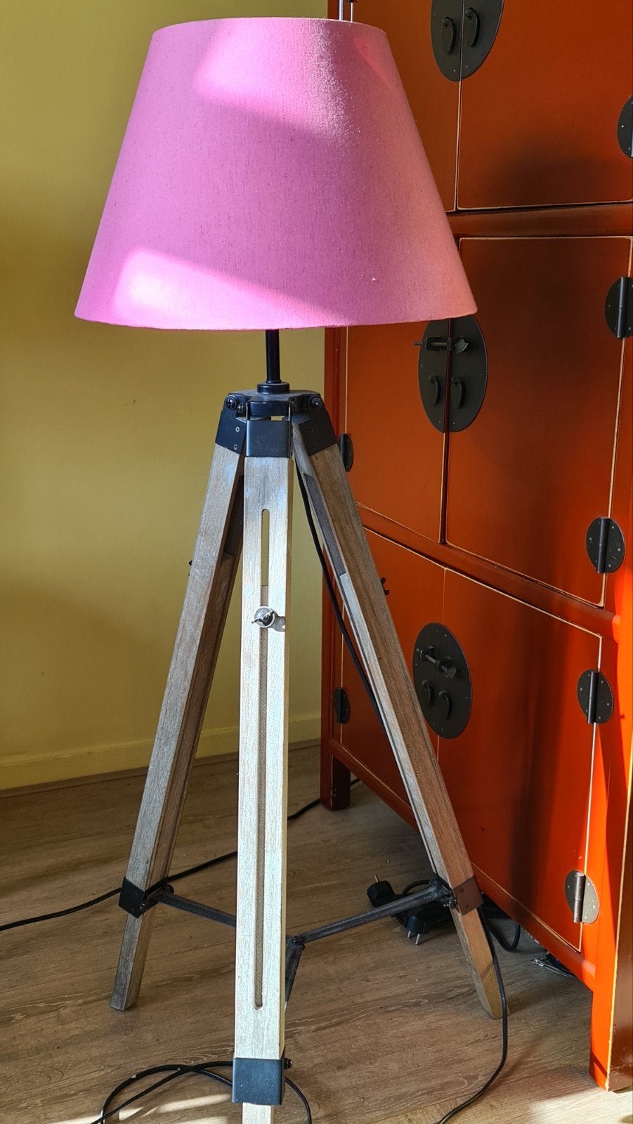 Stijlvolle driepoot vloerlamp met roze kap, Huis en Inrichting, Ophalen, Gebruikt, 100 tot 150 cm, E27 (groot)