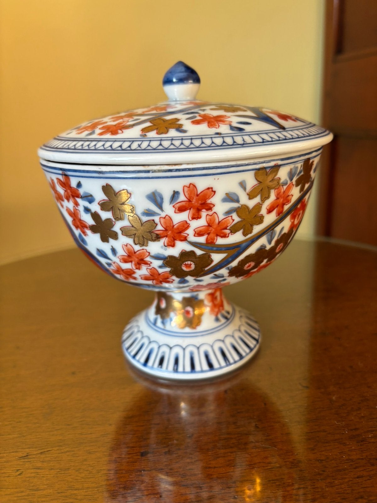 Prachtige Imari stijl dekselpot op voet, Ophalen