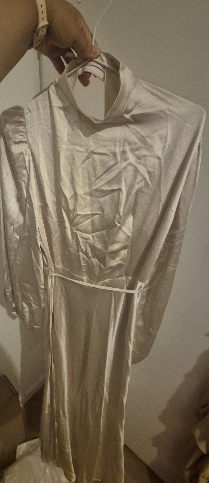 Boohoo Satijnen Midi Jurk met hoge hals en open rug, Maat 42/44 (L), Nieuw, Ophalen of Verzenden, Onder de knie