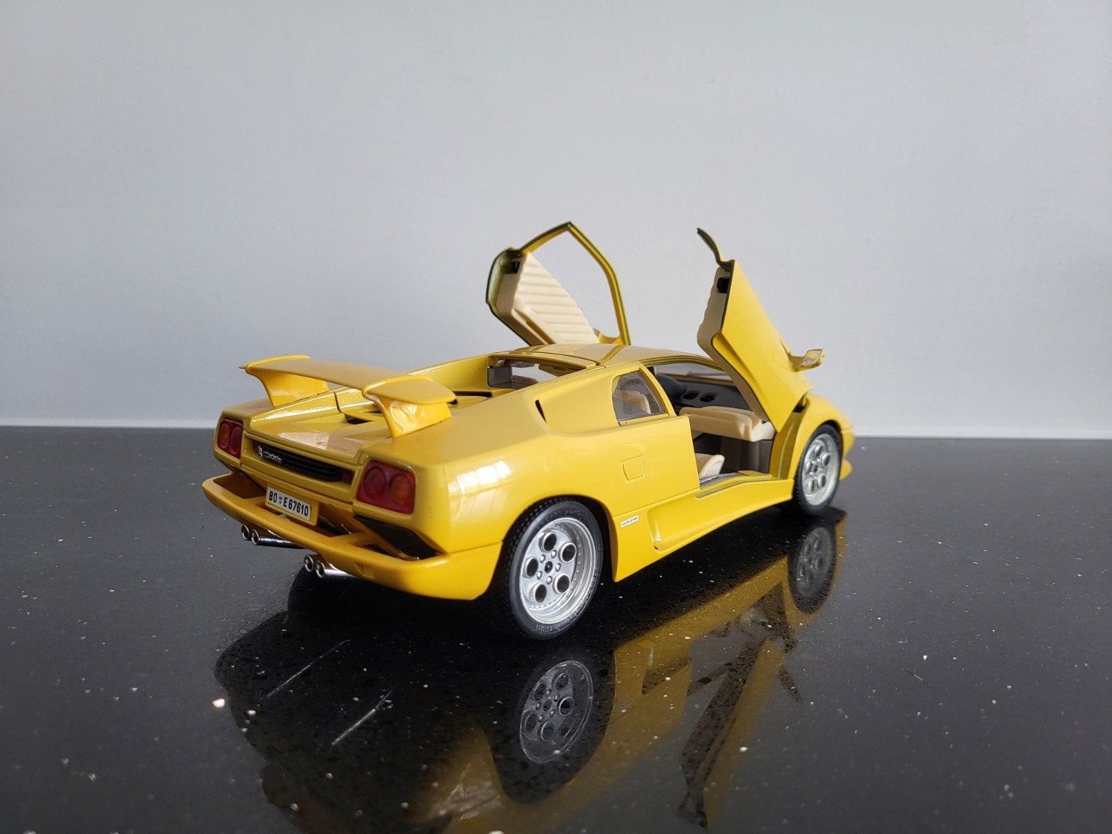 Lamborghini Diablo geel 1/18 Bburago, Ophalen of Verzenden, Zo goed als nieuw, Auto, Bburago