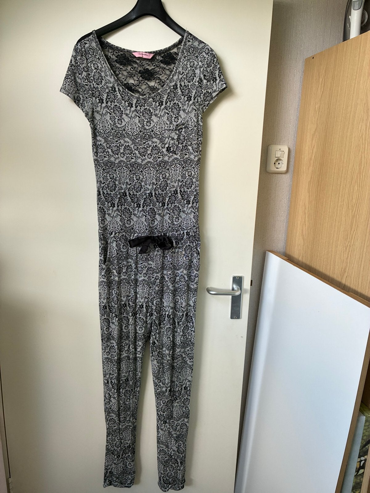 Hunkemöller jumpsuit met kant - Maat M, Ophalen of Verzenden, Gedragen, Maat 38/40 (M), Zwart