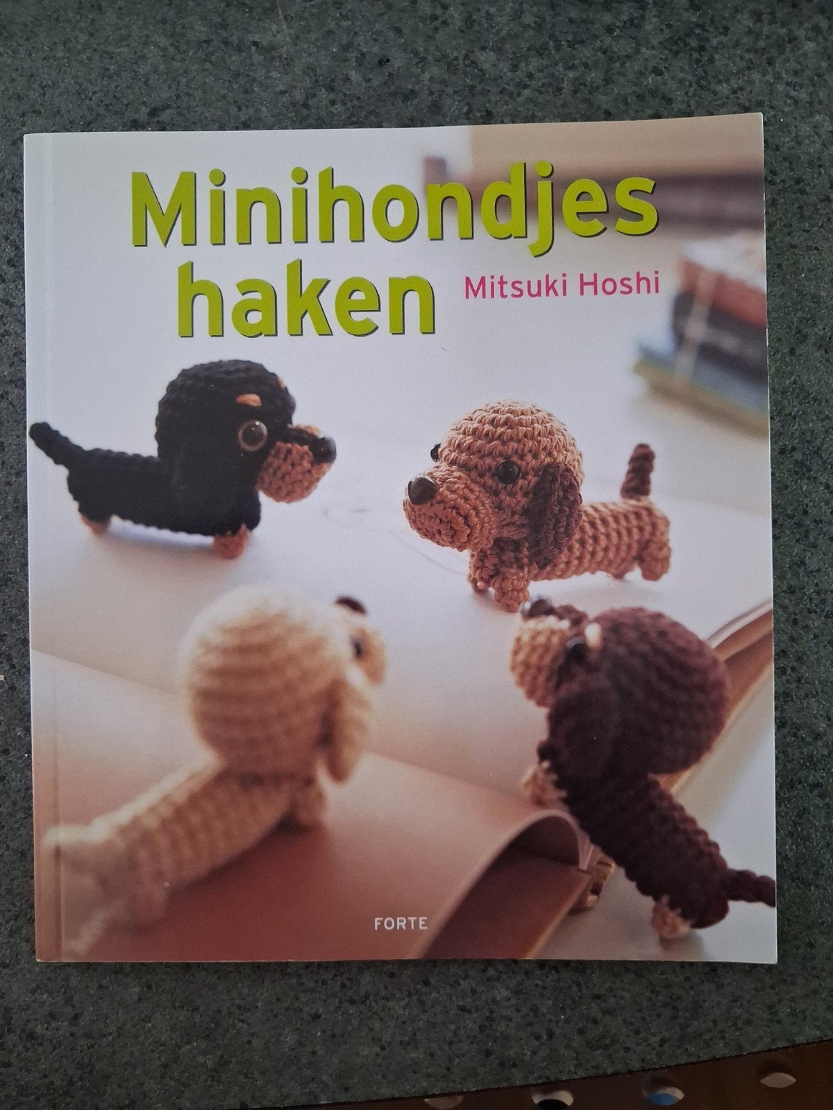 Mitsuki Hoshi - Minihondjes haken, Breien en Haken, Mitsuki Hoshi, Ophalen of Verzenden, Zo goed als nieuw