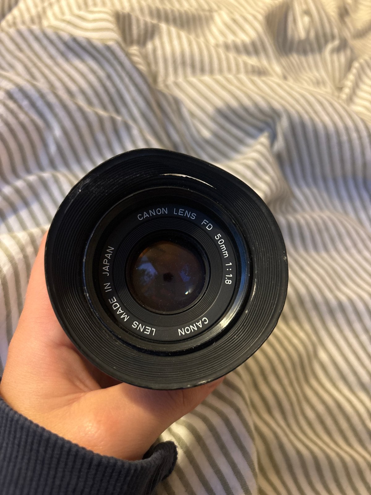 Canon FD 50mm 1:1.8 lens met scheur in zonneschermpje, Gebruikt, Canon, Canon FD, Ophalen of Verzenden