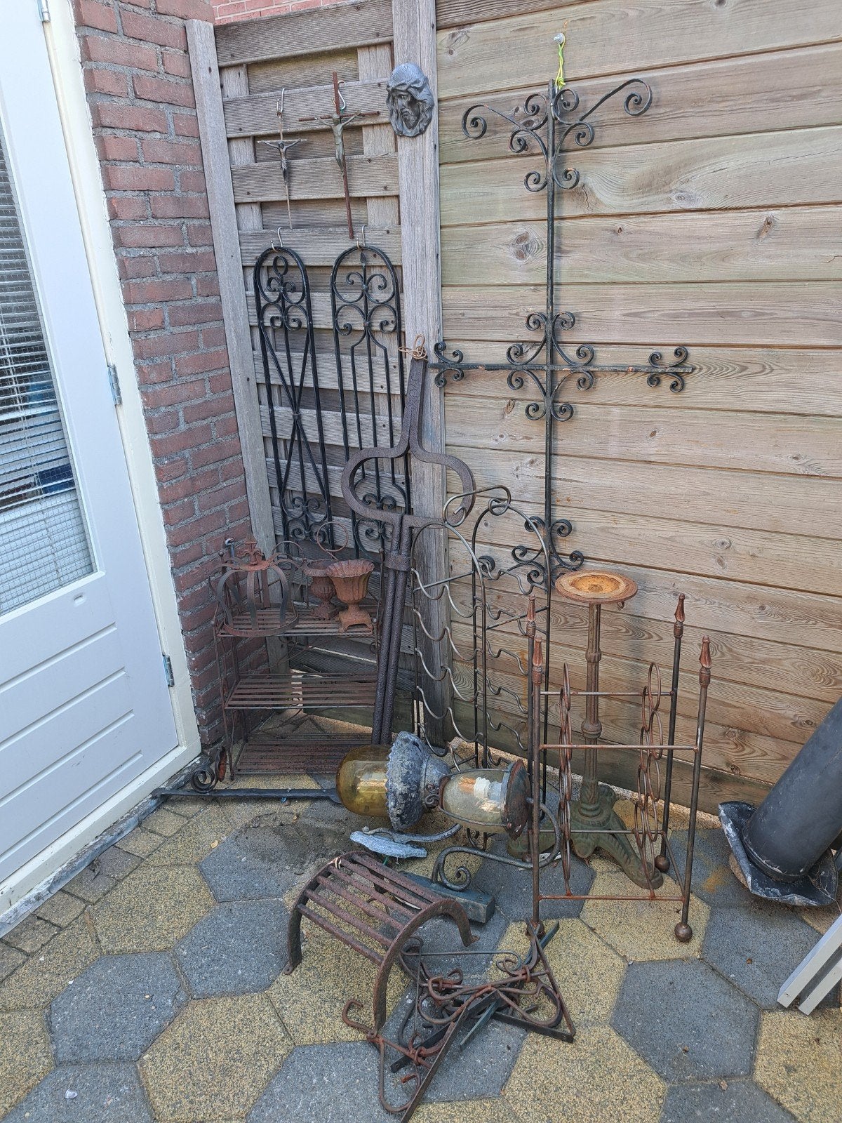 Diverse smeedijzeren decoratie en meubels, Ophalen