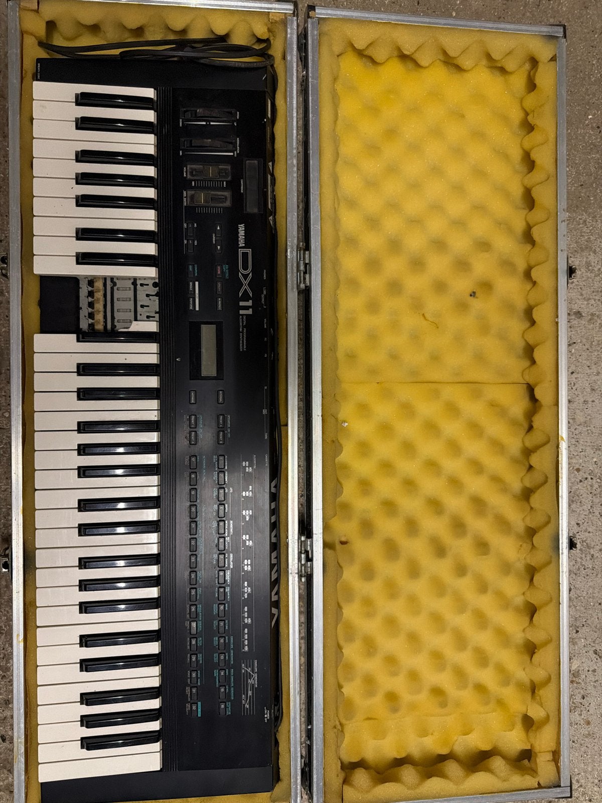 Yamaha DX11 Synthesizer met Flightcase (defecte toetsen), Ophalen, Yamaha, Met koffer of flightcase, 61 toetsen