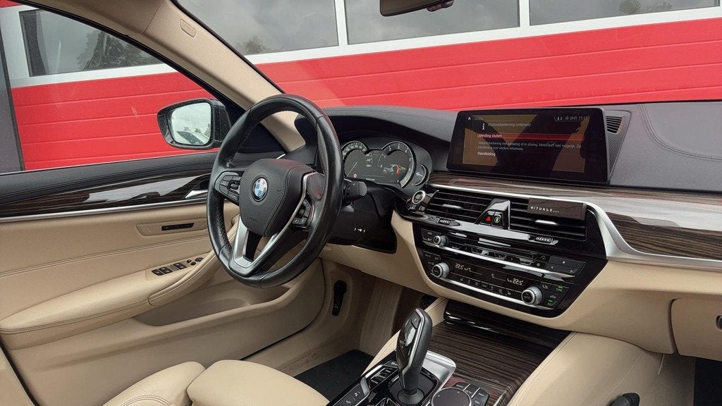 BMW 5-serie 520i High Executive ZEER MOOI! / FULL LED / 360G, Auto's, Automaat, 1998 cc, Achterwielaandrijving, Gebruikt