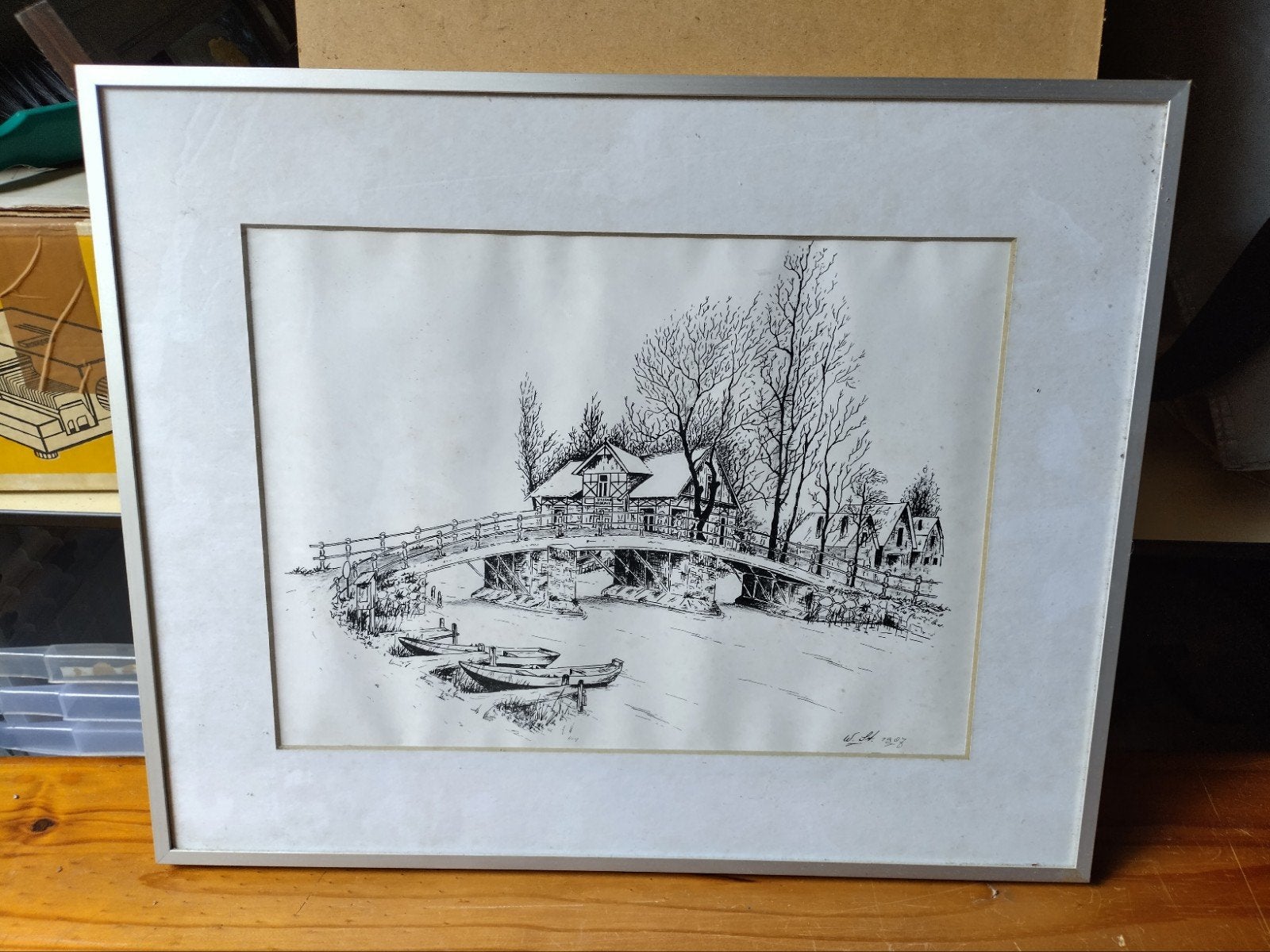 Ingelijste pentekening van een brug met huisjes, Ophalen of Verzenden, Tekening, Pentekening, Gesigneerd