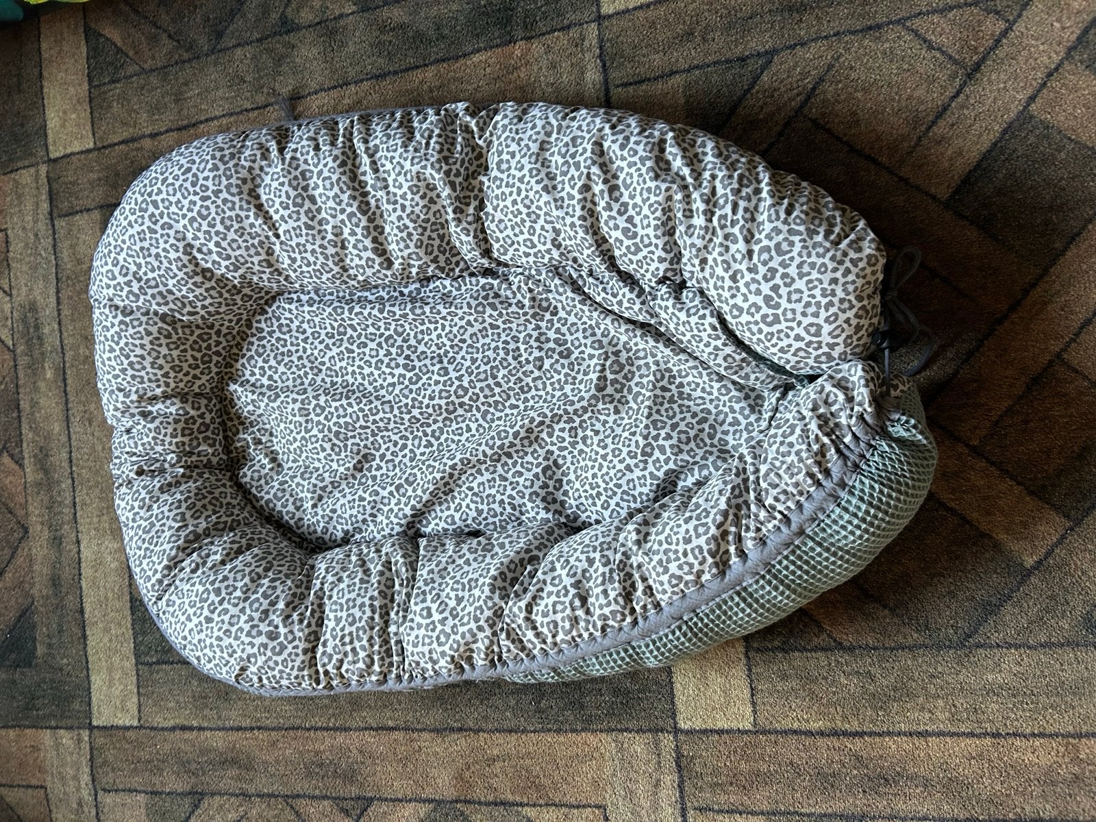 Comfortabel baby nestje met luipaardprint, Wasbaar, Overige typen, Zo goed als nieuw, Grijs