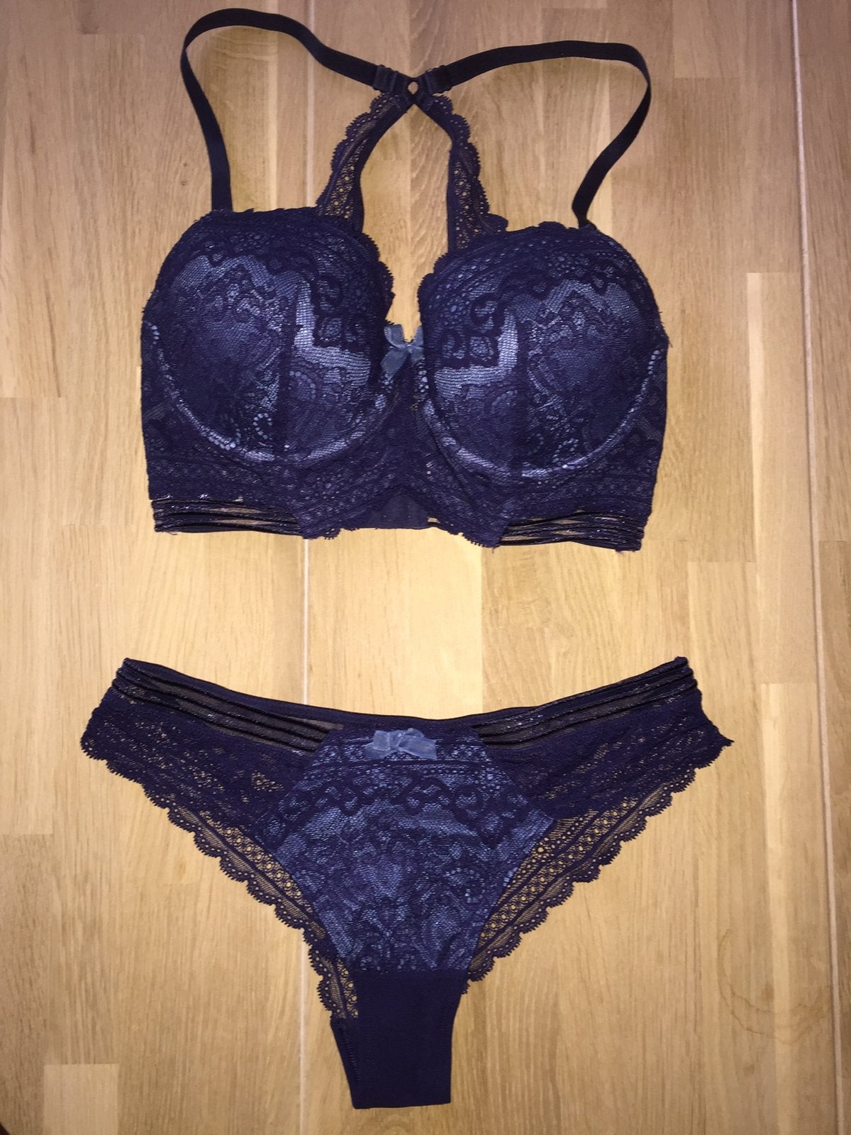 Blauwe stoere kanten Hunkemoller set: BH 75D/70E, Slip M/38, Kleding | Dames, Ondergoed en Lingerie, Ophalen of Verzenden, Blauw