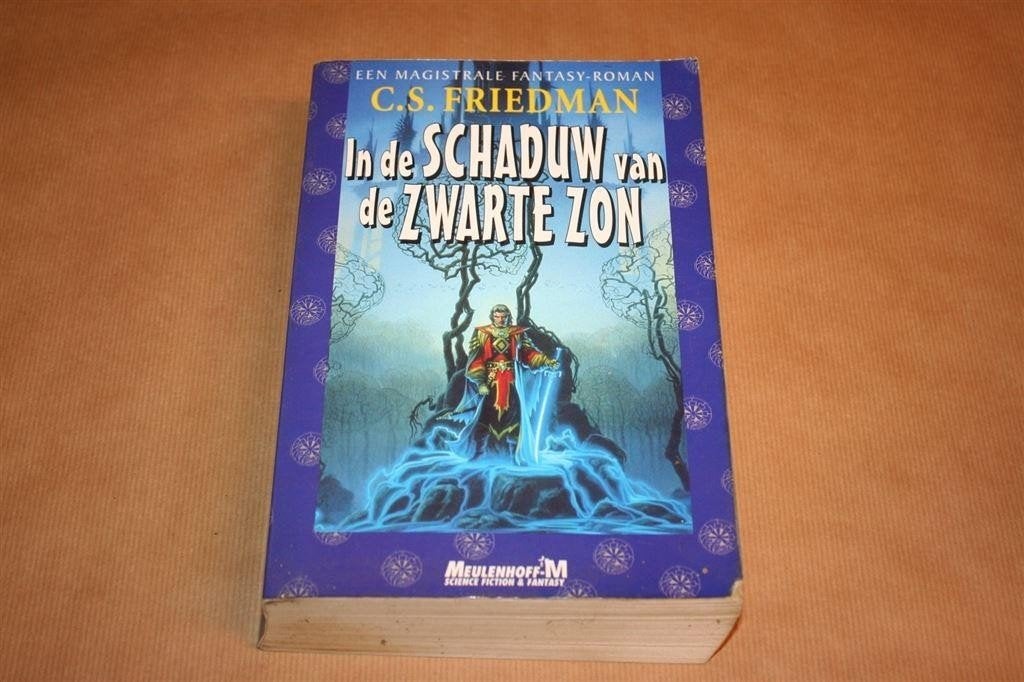 In de schaduw van de zwarte zon - C.S. Friedman, Boeken, Ophalen of Verzenden, Gelezen