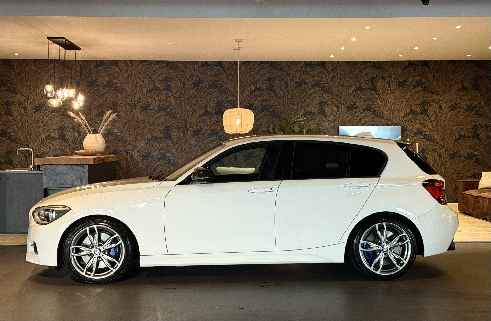 BMW 1-serie M135i xDrive I M-Pakket I Automaat I Groot Navi, Auto's, Gebruikt, 320 pk, Alcantara, Wit